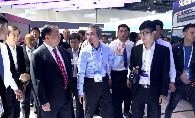 800-陈部长莅临BV伟德官方网站展台.jpg